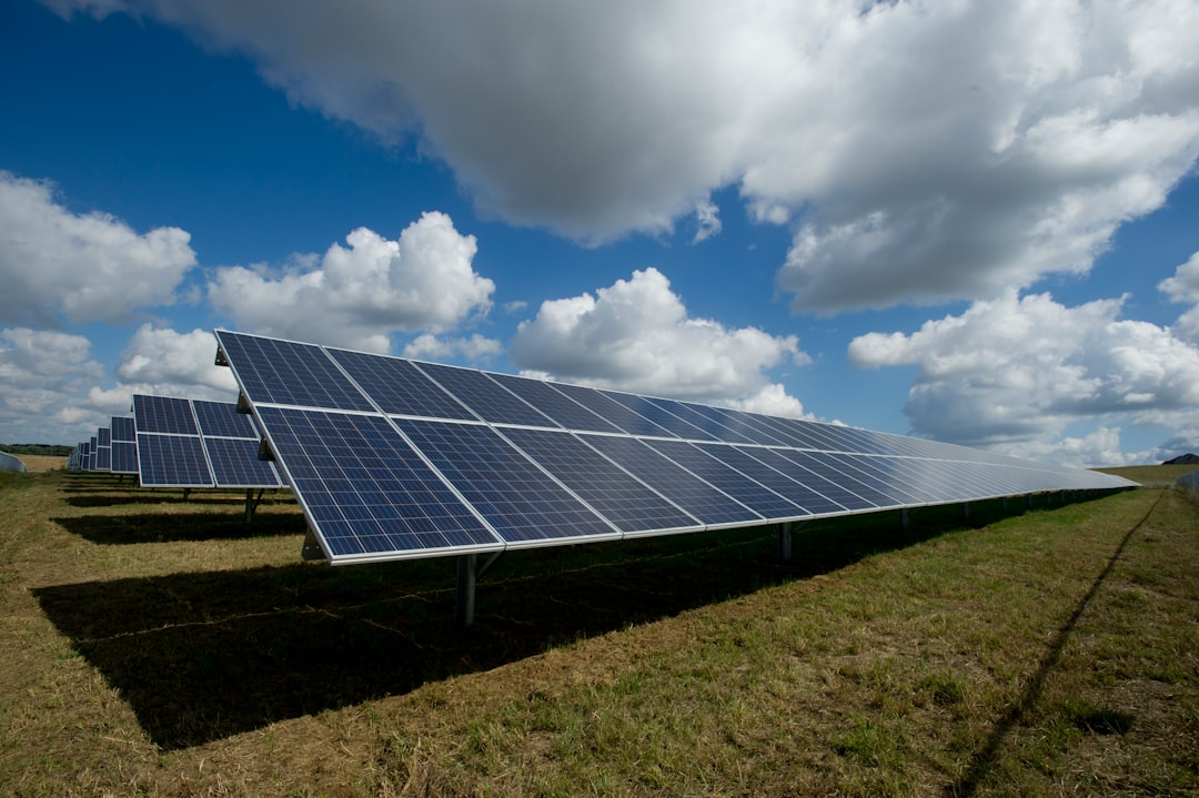 Cursos online vs presenciales: ¿Qué opción elegir para formarse en energías renovables?